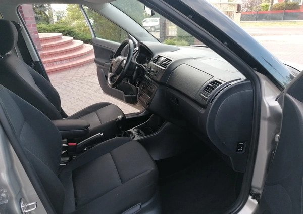 Skoda Fabia cena 18800 przebieg: 135700, rok produkcji 2011 z Trzcińsko-Zdrój małe 172